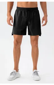 Dettaglio dei pantaloncini sportivi neri da uomo con coulisse in vita e spacco laterale