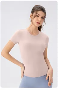 Gros plan sur le t-shirt de yoga rose respirant avec coussinets et tissu extensible