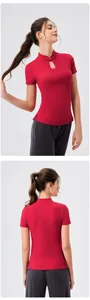 Detail du haut de yoga rouge avec boutons chinois traditionnels et decoupe au col