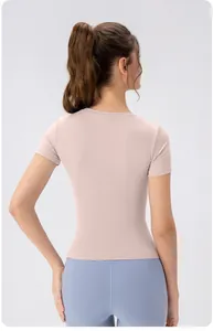 Vue arrière du T-shirt de yoga rose poudré en tissu respirant à séchage rapide ajusté