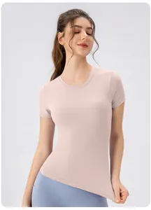 T-shirt de yoga rose ajusté pour femme avec tissu respirant et séchage rapide sport