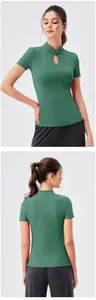 Détail du haut de yoga vert foncé avec bouton chinois et découpe en goutte d'eau