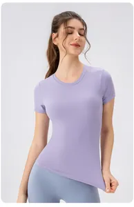Détail du tissu respirant du t-shirt de yoga lavande à coupe ajustée pour le sport