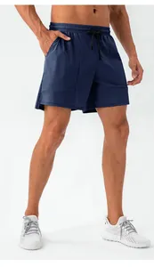 Dettaglio dei pantaloncini sportivi blu scuro da uomo con coulisse e tasche laterali