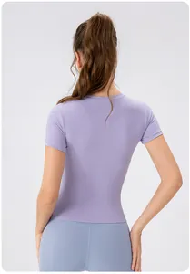 T-shirt de yoga lavande ajusté avec tissu respirant, vue arrière portée par un modèle