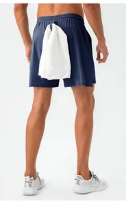 Dettaglio dei pantaloncini sportivi blu navy da uomo con passante posteriore per asciugamano