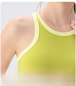 Détail du gilet de sport vert citron avec bordure contrastée jaune et tissu respirant