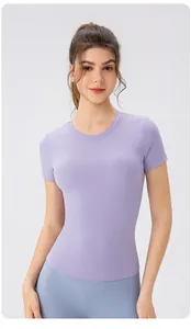 Détail du t-shirt de yoga lavande ajusté en tissu de sport respirant et extensible