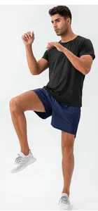 Vista dinamica della trama in mesh traspirante su maglietta sportiva e pantaloncini uomo