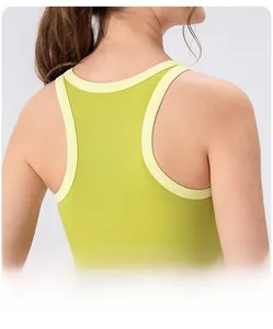 Détail du gilet de yoga vert vif à dos nageur avec bordure contrastée jaune et coupe ajustée