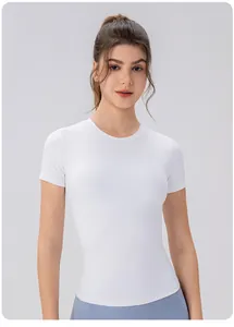 Gros plan d'un t-shirt de yoga blanc ajusté avec col rond et tissu respirant extensible