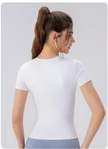 Vue arrière du t-shirt de yoga blanc ajusté montrant le tissu respirant de sport