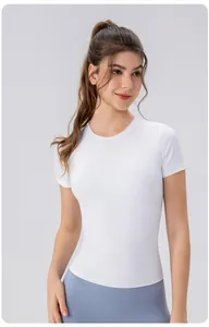 Détail du t-shirt de yoga blanc slim en tissu extensible respirant et séchage rapide