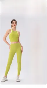 Détail de l'ensemble de yoga vert herbe avec débardeur col haut et legging assorti
