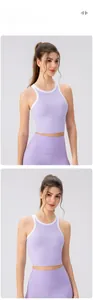 Détail du débardeur de yoga violet clair avec liseré blanc et design dos nageur
