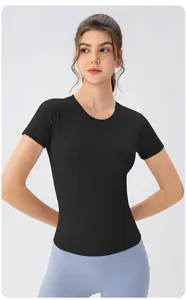 Détail du t-shirt de yoga noir respirant avec coussinets de poitrine pour le fitness