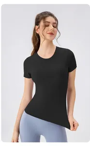 Gros plan d'un t-shirt de yoga noir respirant avec coupe ajustée et tissu extensible