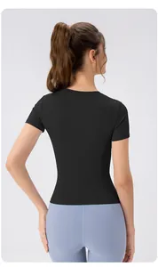 T-shirt de yoga noir coupe ajustée vue de dos avec tissu respirant pour le sport