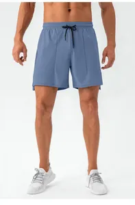 Dettaglio dei pantaloncini sportivi da uomo con elastico in vita e spacco laterale