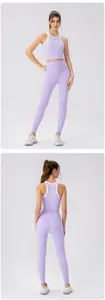 Détail de l'ensemble de yoga lavande avec liseré contrasté et dos nageur