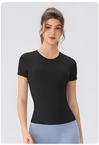T-shirt de yoga noir ajusté avec tissu respirant et col rond pour fitness et sport