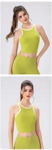 Détail du débardeur de yoga vert citron avec dos nageur et tissu de sport respirant