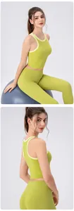 Détail de l'ensemble de yoga vert citron avec legging taille haute et haut dos nageur
