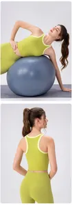 Détail du haut de yoga dos nageur vert et du legging de fitness à taille haute
