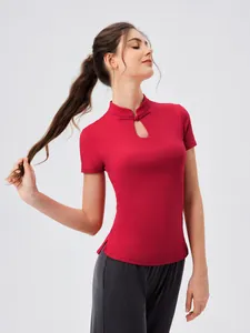 Haut de yoga ajusté pour femme avec col mandarin et détails ajourés en rouge foncé