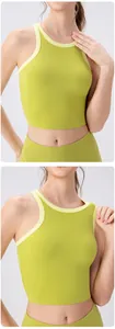 Détail du débardeur de yoga vert citron avec bordure jaune contrastée