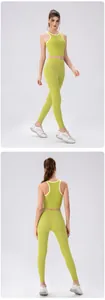 Détail de l'ensemble de yoga vert citron avec débardeur dos nageur et legging taille haute