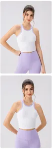 Détail du débardeur de yoga bicolore avec bordure lavande et legging de fitness taille haute