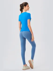 T-shirt de yoga bleu roi respirant avec leggings taille haute gris-bleu sur mannequin