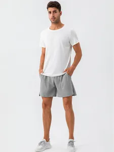 Completo sportivo uomo con maglietta bianca in mesh e pantaloncini da corsa grigi traspiranti