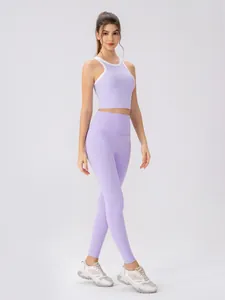 Ensemble de yoga violet avec soutien-gorge de sport et legging taille haute