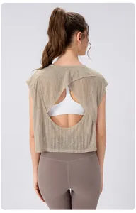 Detail van de grote cirkelvormige rugopening op de geribbelde yoga cover-up top