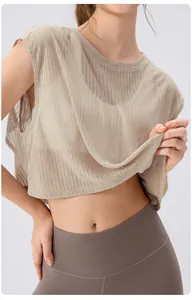 Detail van ademende mesh yoga top met geribbelde textuur voor fitness in de zomer