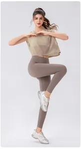 Detail van ademende mesh yoga top en legging met hoge taille voor fitness en hardlopen