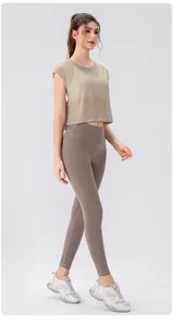 Detail van ademende mesh yoga-top en legging met hoge taille op een model