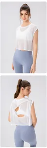 Detail van witte mesh yoga cover-up met gekruiste open rug en gestreepte textuur