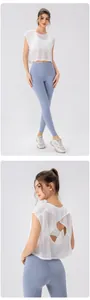 Detailopname van de ademende mesh-rug van deze korte yoga- en sporttop voor dames