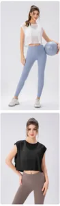 Detail van de high-waisted yoga legging en de ademende geribbelde mesh sportieve cover-up