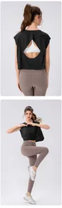 Detail van opengewerkte rug op zwarte ademende yoga top voor dames fitnesskleding