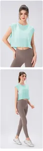 Detail van de mintgroene ademende yoga-top en nauwsluitende hoge taille legging