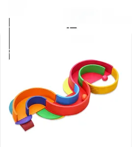 Detail der bunten Holz-Regenbogenbausteine mit glatten Kanten und zwei passenden Holzkugeln