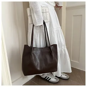 Detailansicht der dunkelbraunen Shopper-Tasche mit Lychee-Struktur und vertikalen Nähten