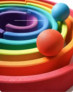 Details glatter Kanten und Holzmaserung auf bunten Montessori Regenbogen Bausteinen