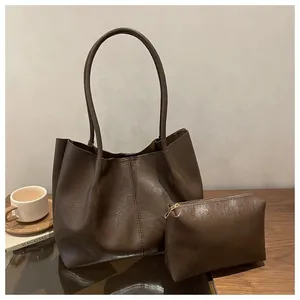 Detail der dunkelbraunen Falten-Tote-Bag mit passendem Reißverschlussetui und schmalen Trägern