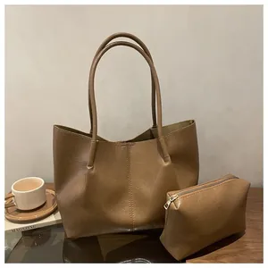Detailansicht von karamellbrauner Shopper-Tasche und Kosmetiktasche mit Vintage-Faltenstruktur