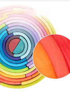 Makroaufnahme der natürlichen Holzmaserung und des bunten Regenbogen-Finishs des Spielzeugs